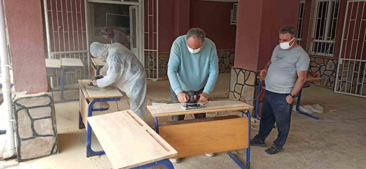 İzmir'in Ödemiş ilçesindeki İlkkurşun Ticaret ve Mesleki Anadolu Lisesi'nde öğretmenler,
