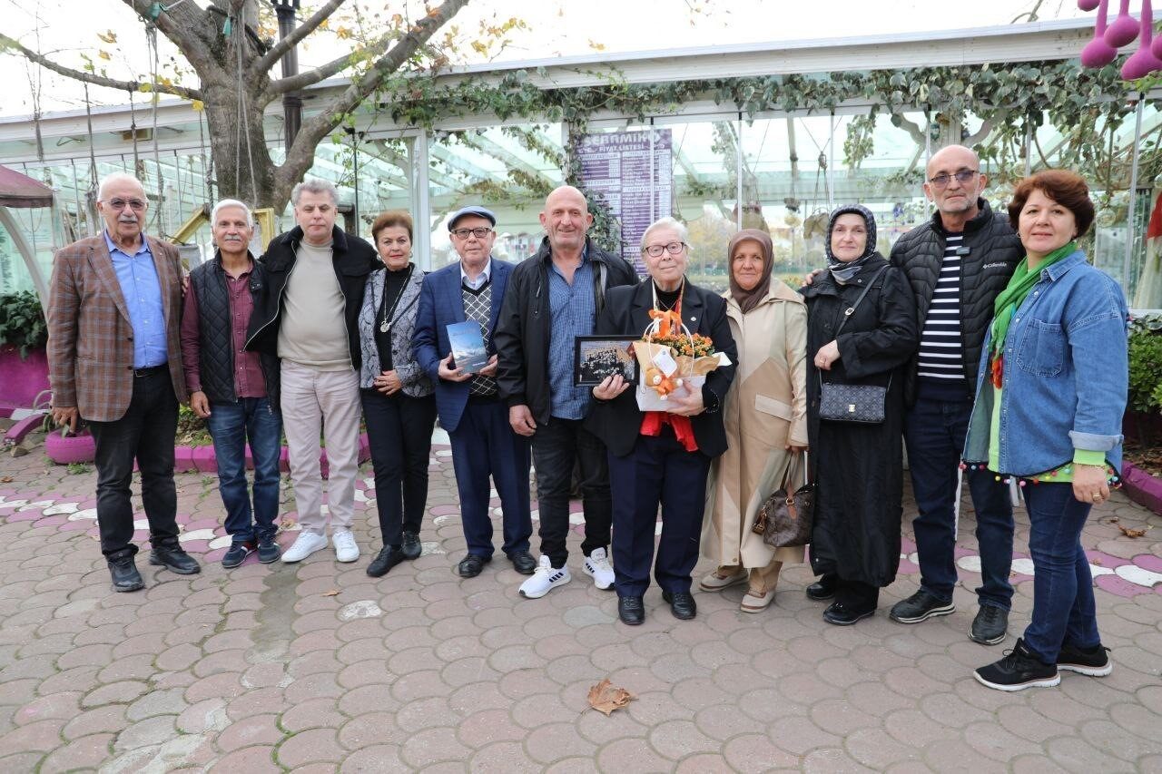 Karasu’da 50 Yıl Sonra Buluşan Öğrenciler, Emekli Öğretmenlerine Sevgi Göstermelerinde Bulundu