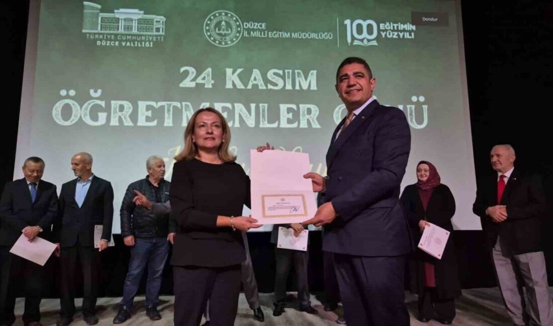 Düzce'de 24 Kasım Öğretmenler Günü kapsamında düzenlenen törende, Vali Selçuk