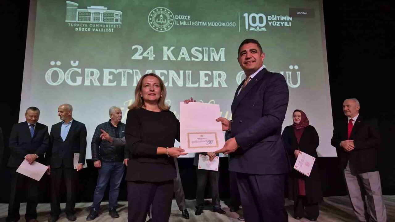 Düzce’de Öğretmenler Günü Kutlamalarında Emekli Öğretmenlere Üstün Hizmet Belgeleri Verildi
