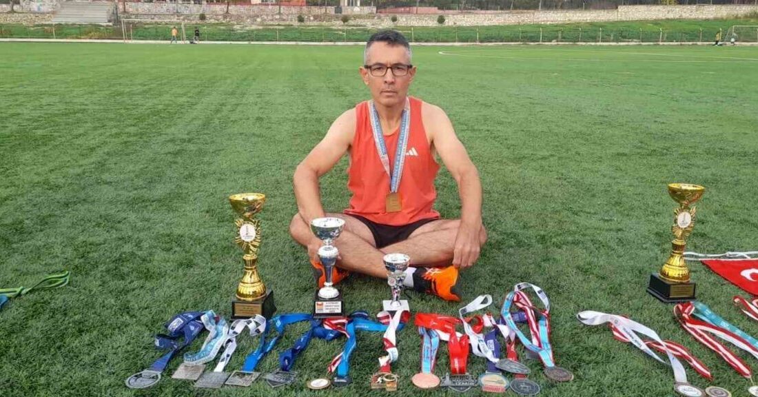 Balıkesir Sındırgı’da Deprem Sürecinde Koşmaya Devam Eden Emekli Polis, Maratonlarda Başarılar Kazanıyor Balıkesir Sındırgı'da yaşayan 53 yaşındaki emekli polis Recep Adıgüzel, son