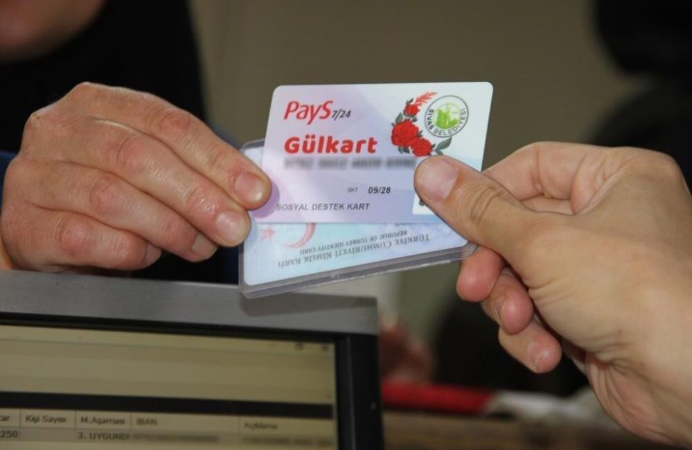 Sivas Belediyesi, dar gelirli emeklilere verdiği 2.000 TL'lik nakit desteğini