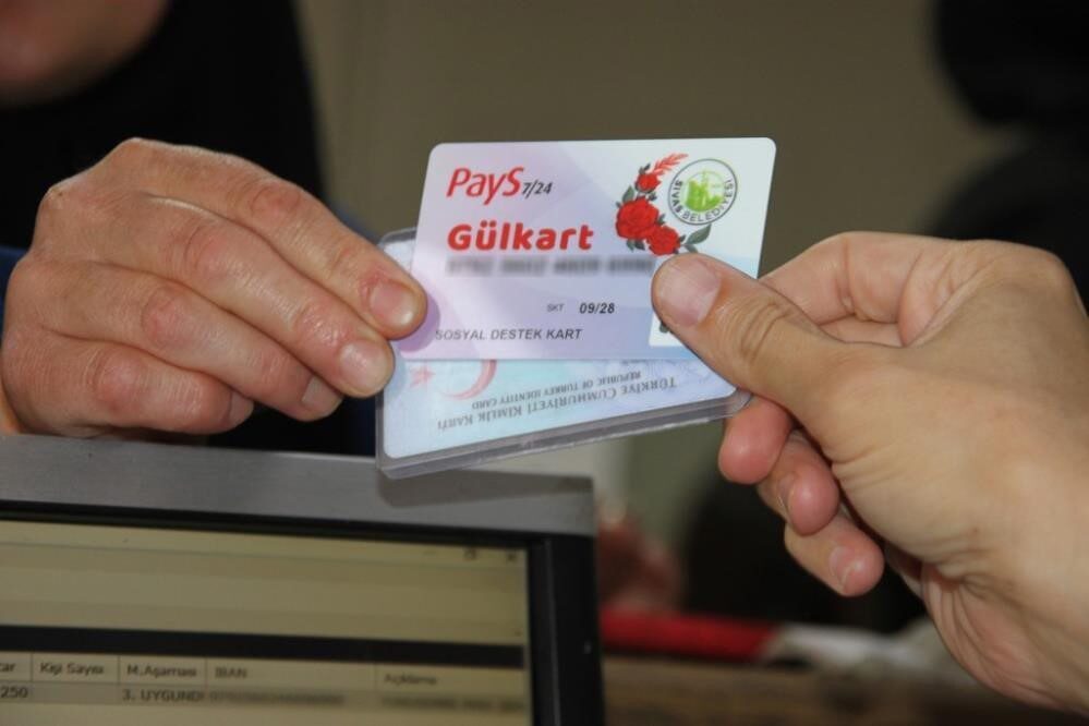 Sivas Belediyesi, dar gelirli emeklilere verdiği 2.000 TL'lik nakit desteğini