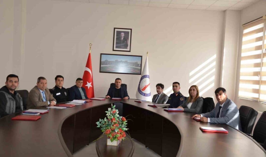 Kütahya Dumlupınar Üniversitesi Emet Meslek Yüksekokulu’nda düzenlenen güvenlik toplantısına, Kaymakam