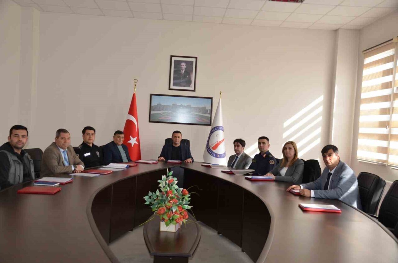 Kütahya Dumlupınar Üniversitesi Emet Meslek Yüksekokulu’nda düzenlenen güvenlik toplantısına, Kaymakam