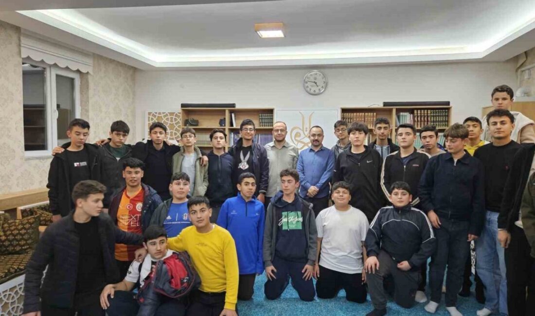 Emirdağ Fen Lisesi erkek öğrenci grubu, Emirdağ Diyanet Gençlik Merkezi'nde