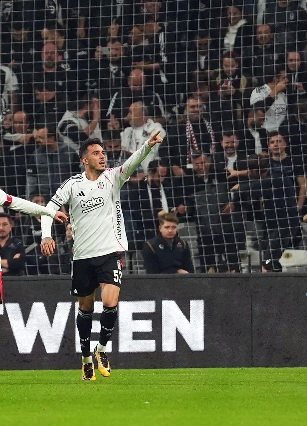 Beşiktaş, Fenerbahçe'ye 3-2 yenilirken, savunma oyuncusu Emirhan Topçu, maçın son