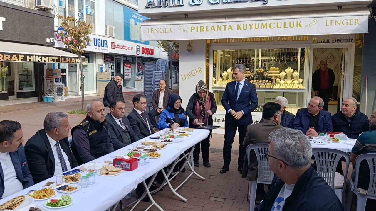 Kırşehir İl Emniyet Müdürü Mesut Görücü, İkinci Çarşı esnafını ziyaret