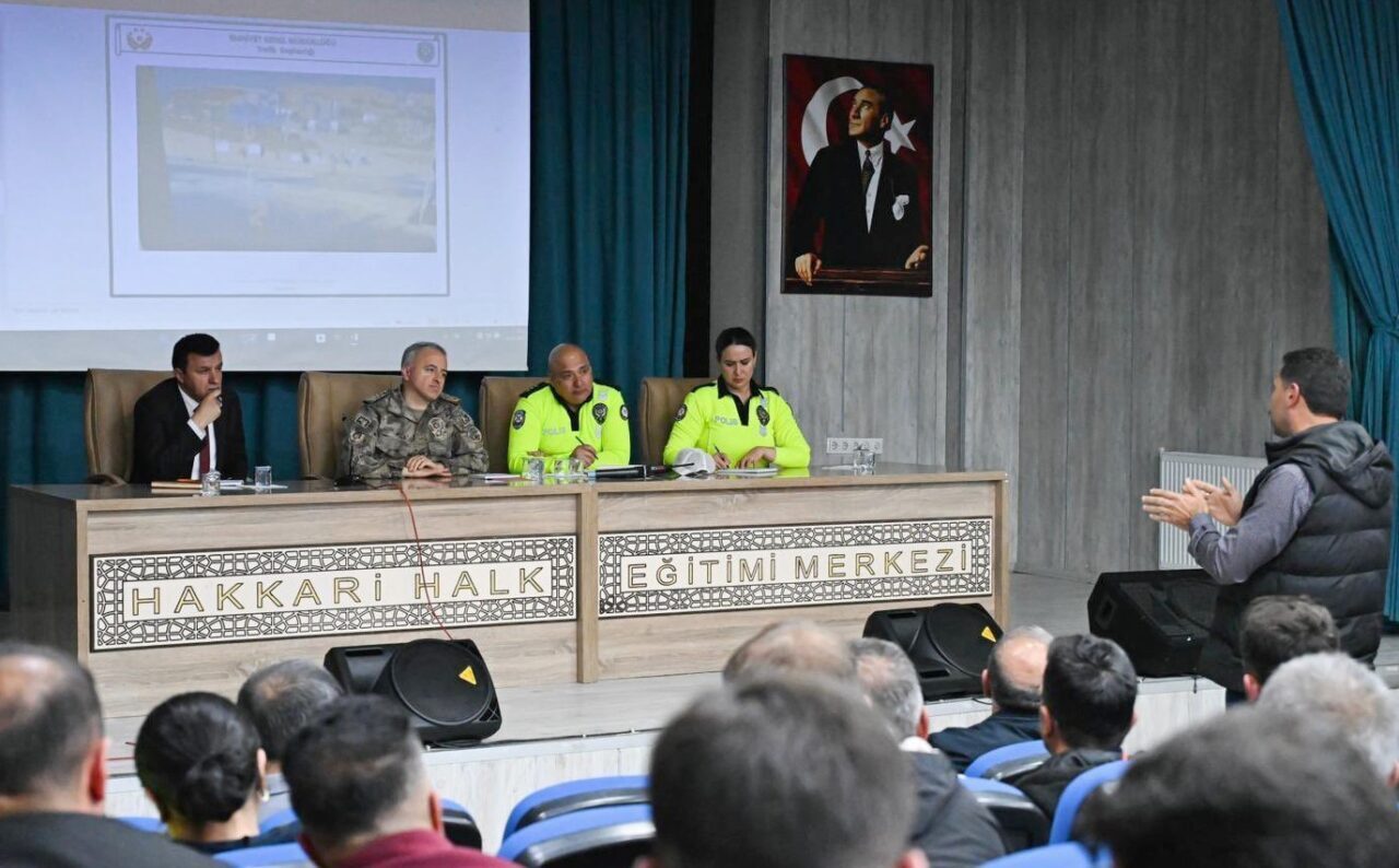Hakkari Emniyet Müdürü Ayata, Şoförler Esnafıyla Trafik Güvenliği Toplantısı Düzenledi