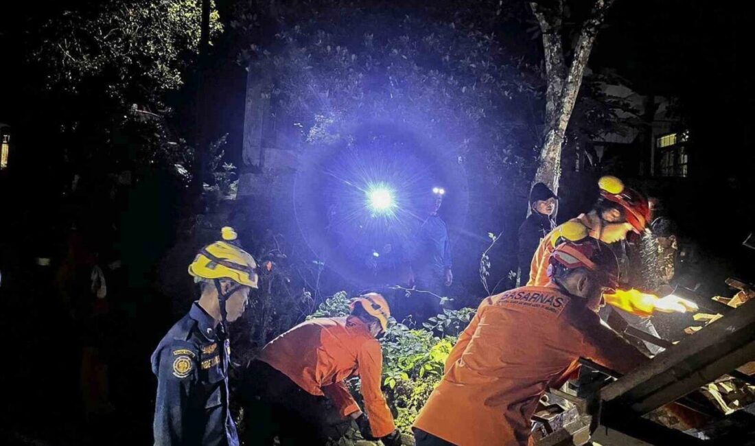 Endonezya’nın Orta Java Bölgesinde Yaşanan Toprak Kaymasında 6 Kişi Hayatını Kaybetti, 17 Kişi Kayıp Endonezya'nın Orta Java eyaletinde yoğun yağışlar nedeniyle Cibeunying köyünde toprak