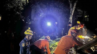 Endonezya'nın Orta Java eyaletinde yoğun yağışlar nedeniyle Cibeunying köyünde toprak