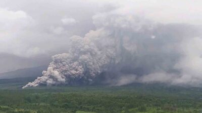 Endonezya'nın Doğu Java eyaletindeki Semeru Yanardağı, bugün 16.00'da patladı ve