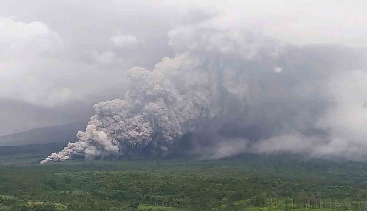 Endonezya'nın Doğu Java eyaletindeki Semeru Yanardağı, bugün 16.00'da patladı ve