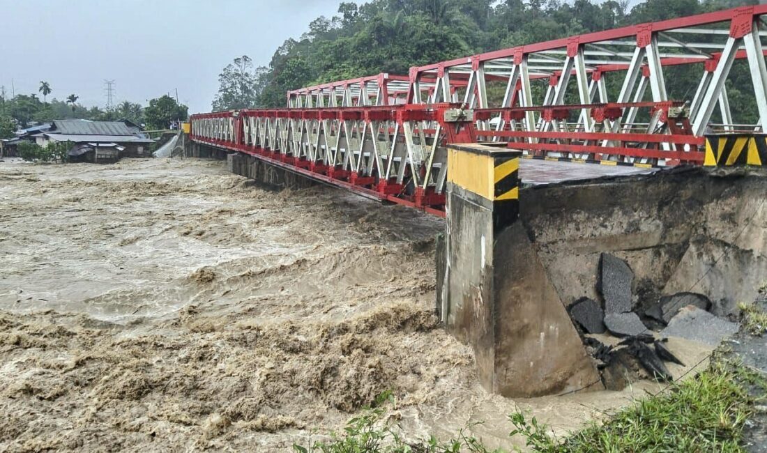 Endonezya'nın Kuzey Sumatra eyaletindeki şiddetli yağışlar nedeniyle meydana gelen sel
