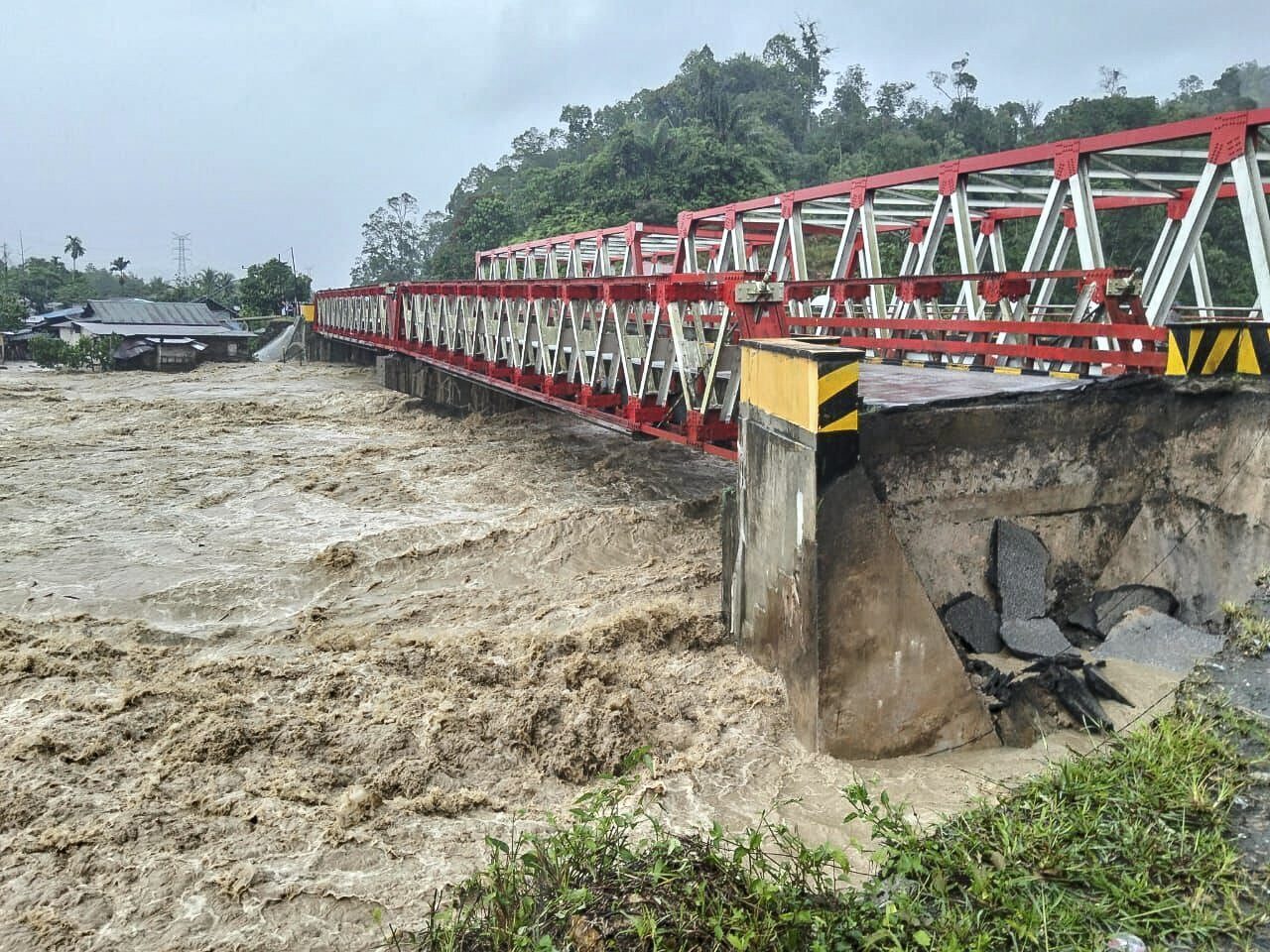 Endonezya'nın Kuzey Sumatra eyaletindeki şiddetli yağışlar nedeniyle meydana gelen sel