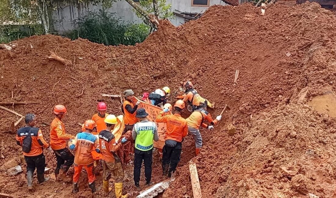 Cilacap’taki Toprak Kaymasında Can Kayıpları 16’ya Yükseldi, Arama Kurtarma Çalışmaları Sürüyor Cilacap'ta meydana gelen toprak kaymasında ölü sayısı 16'ya yükseldi. Yetkililer,