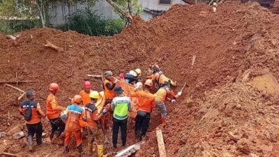 Cilacap'ta meydana gelen toprak kaymasında ölü sayısı 16'ya yükseldi. Yetkililer,