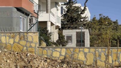 Mersin'de 42 yaşındaki engelli Nuray Kanar, ablası Elif Kanar'ın bahçede