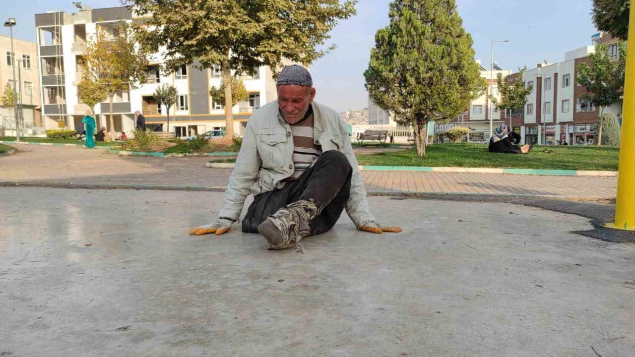 70 Yaşındaki Engelli Birey, Maddi Zorluklar Nedeniyle Parka Sürünerek Gitmekte Zorlanıyor
