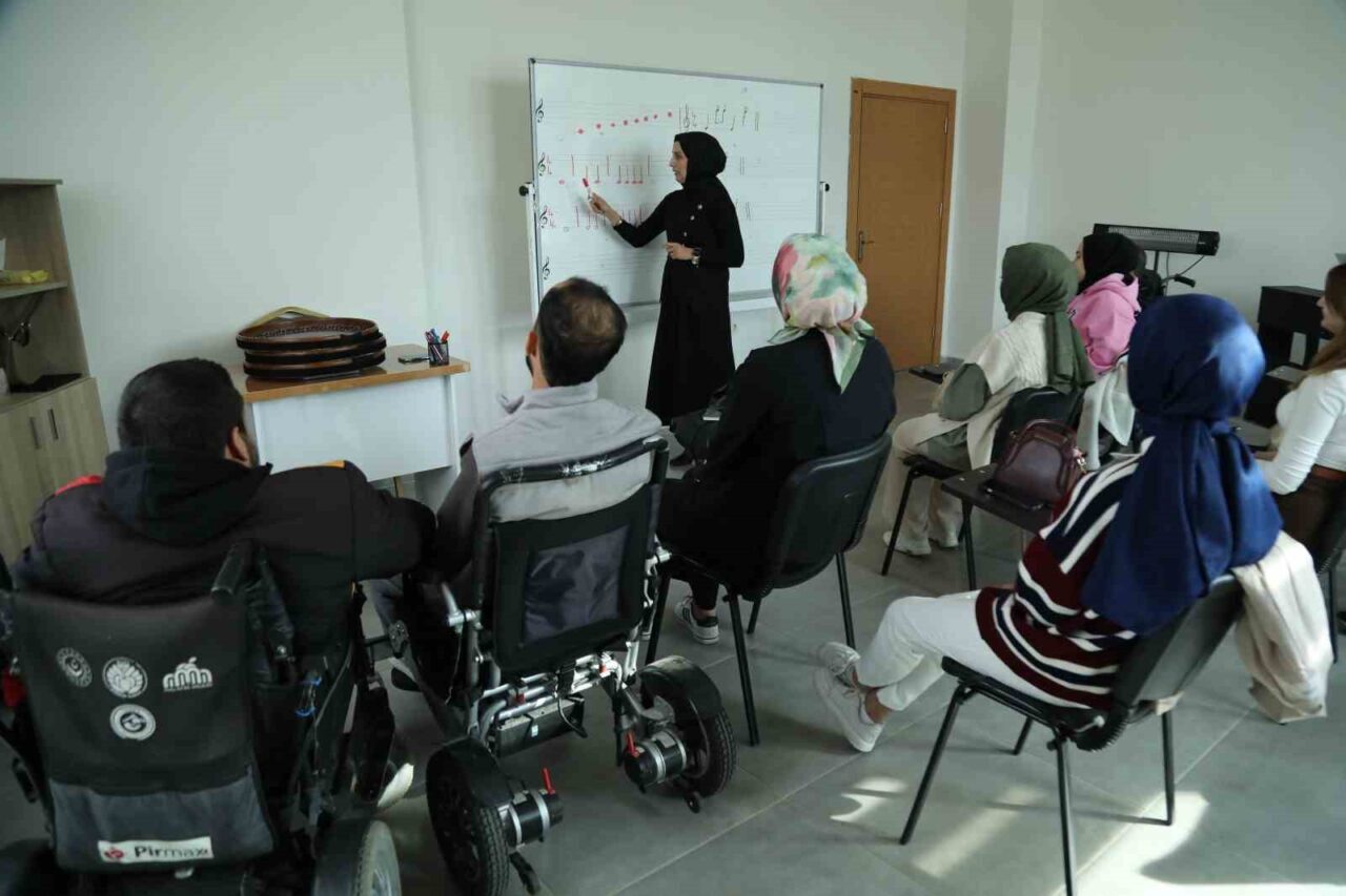 Bingöl Belediyesi’nin Engelsiz Yaşam Merkezi, dezavantajlı bireylere yönelik çeşitli eğitim