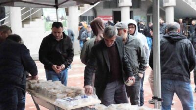 Tokat'ın Erbaa ilçesinde, cuma namazı sonrası şehitler anısına helva ikramı