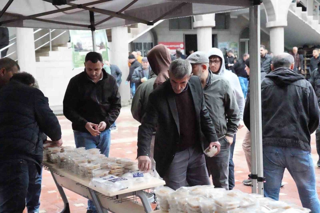 Tokat'ın Erbaa ilçesinde, cuma namazı sonrası şehitler anısına helva ikramı