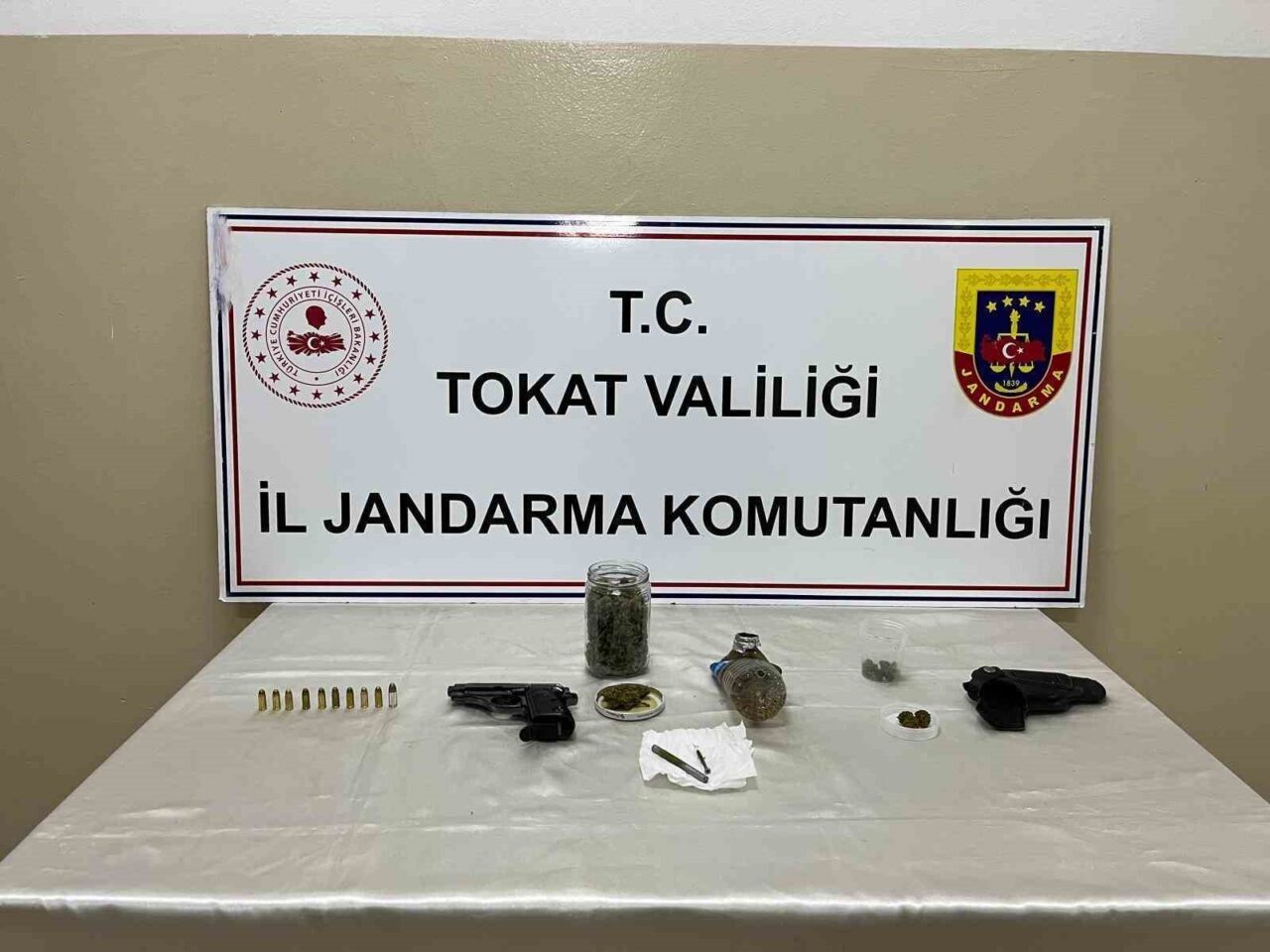 Tokat'ın Erbaa ilçesinde jandarma, yaptığı operasyonda 400 gram skunk ve