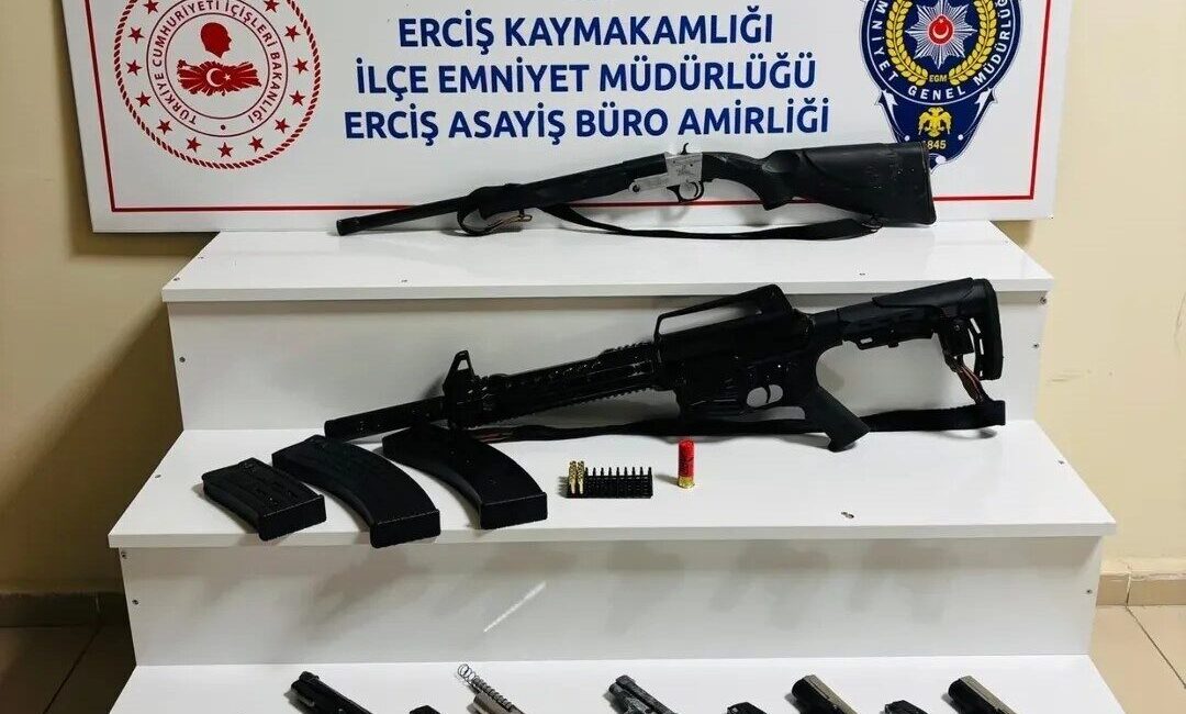 Van'ın Erciş ilçesinde polis, Çelebibağ Mahallesi'nde ruhsatsız silah satışı yapan