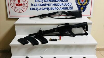 Van'ın Erciş ilçesinde polis, Çelebibağ Mahallesi'nde ruhsatsız silah satışı yapan