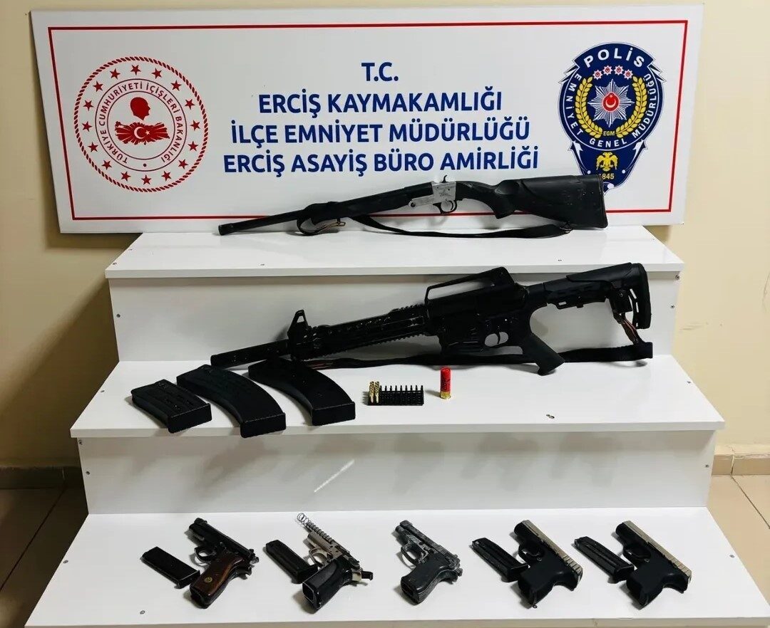 Van'ın Erciş ilçesinde polis, Çelebibağ Mahallesi'nde ruhsatsız silah satışı yapan