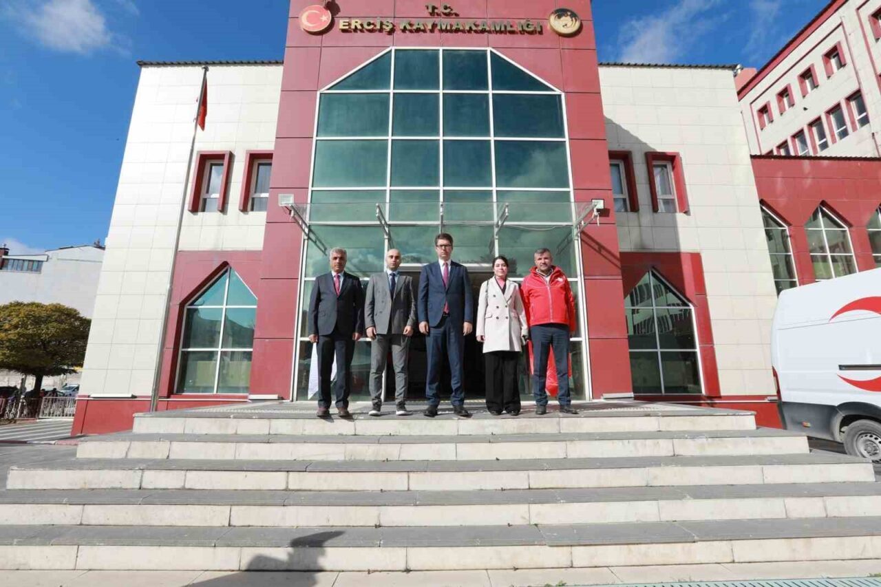 Van'ın Erciş ilçesinde "Hedef 1918 Ünite Kan, Sen de Bir