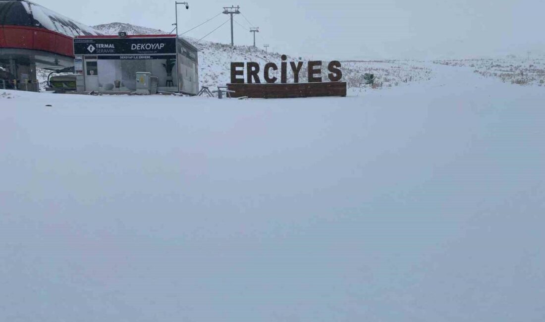 Erciyes Kayak Merkezi, kar yağışıyla birlikte beyaz örtüyle kaplandı. Kayak