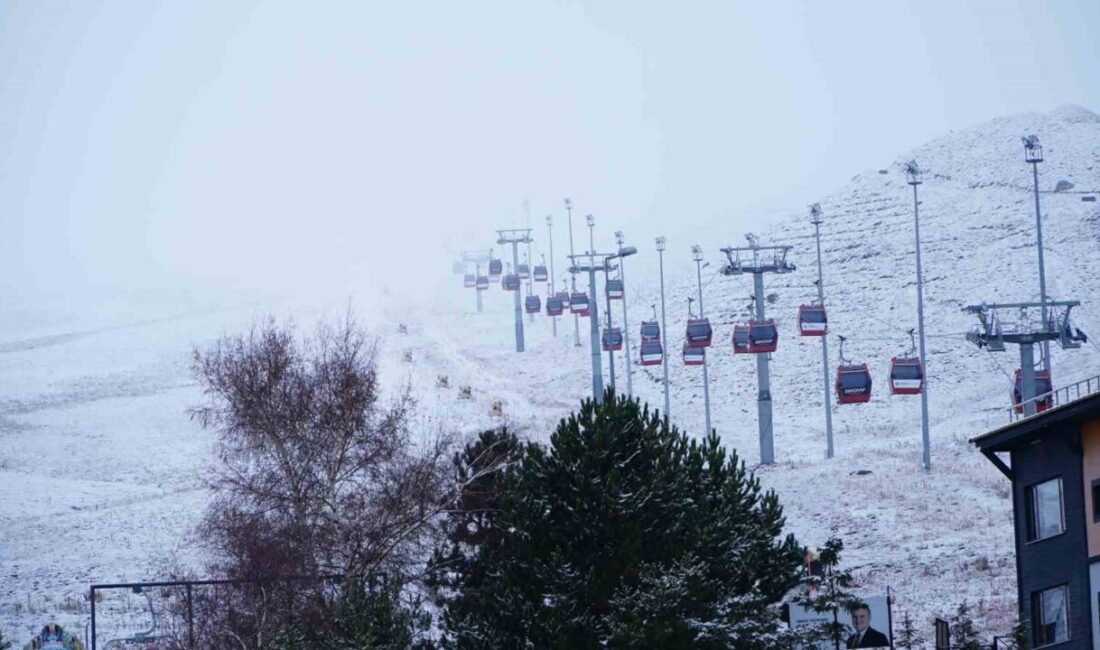 Erciyes Dağı, dün akşam saatlerinde etkili olan kar yağışıyla birlikte