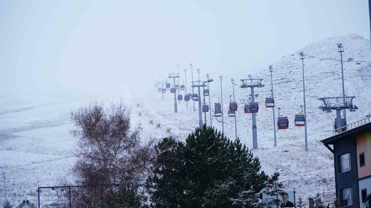 Erciyes Dağı, dün akşam saatlerinde etkili olan kar yağışıyla birlikte
