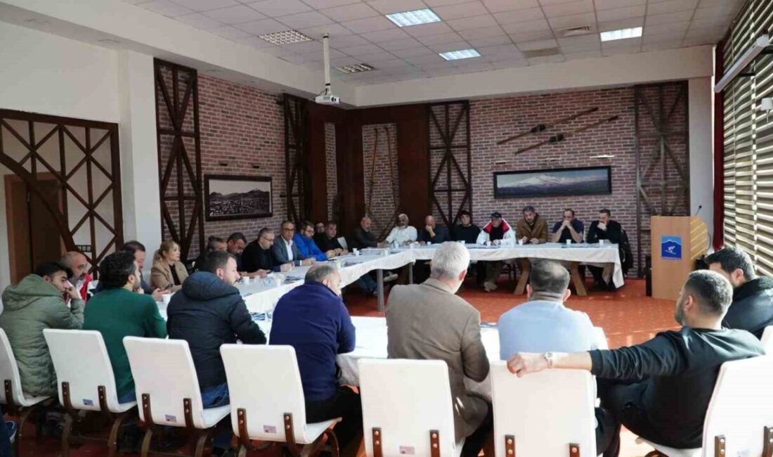 Kayseri Erciyes A.Ş., sezon öncesi toplantısında Hamdi Elcuman ve Zafer