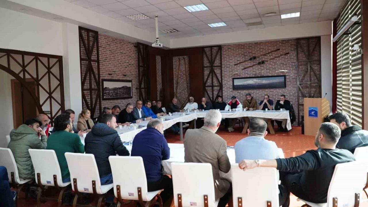 Kayseri Erciyes A.Ş., sezon öncesi toplantısında Hamdi Elcuman ve Zafer