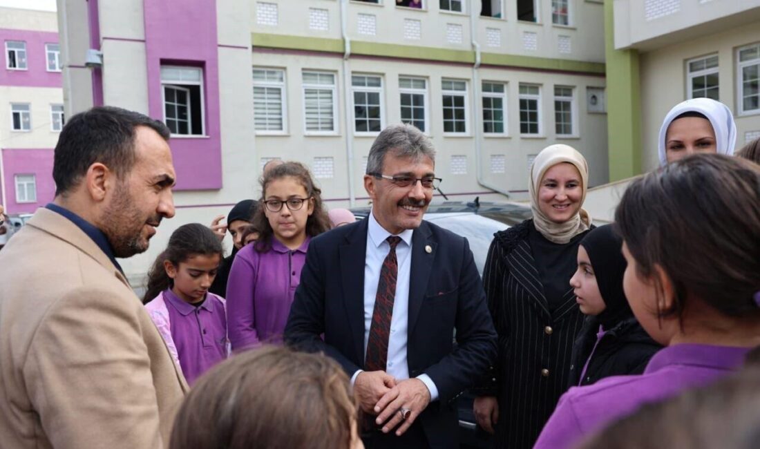 Erenler’de Afet Farkındalığı Eğitimiyle Öğrenciler Bilinçlendiriliyor Erenler Belediye Başkanı Şenol Dinç, ‘Afet Farkındalık Eğitimleri’ programı çerçevesinde