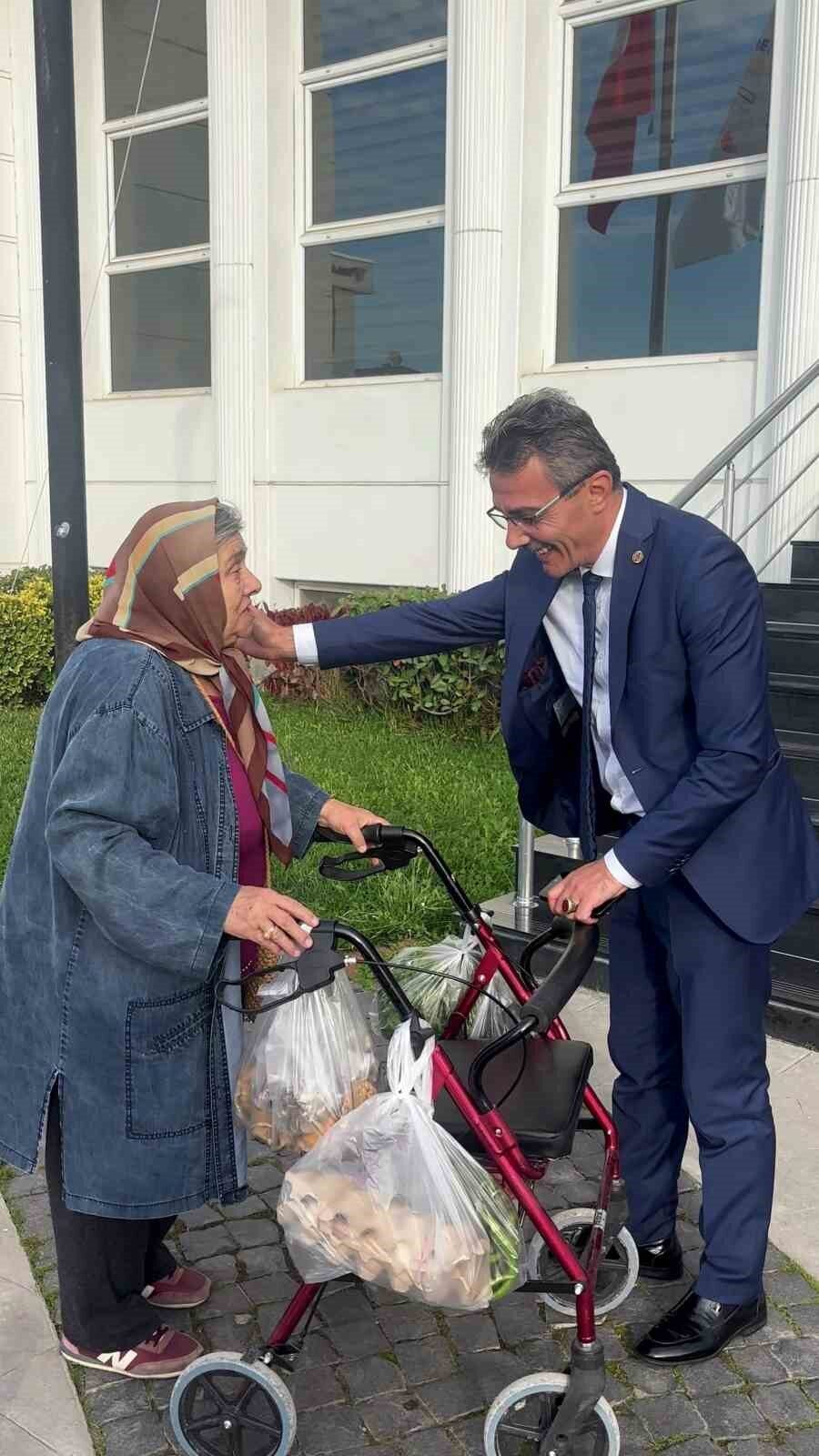 Erenler Belediye Başkanı Şenol Dinç, belediye bahçesinde tanıştığı 80 yaşındaki