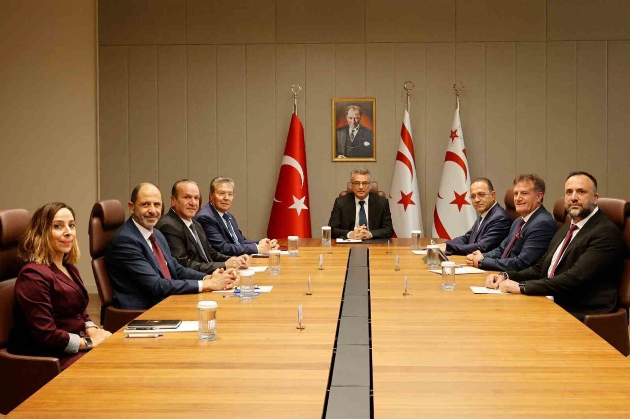 KKTC Cumhurbaşkanı Tufan Erhürman, Cumhurbaşkanlığı'nda siyasi parti liderleriyle bir araya