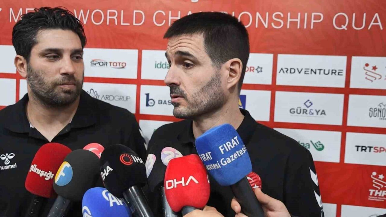 A Milli Erkek Hentbol Takımı, Elazığ'da Güney Kıbrıs Rum Kesimi'ni