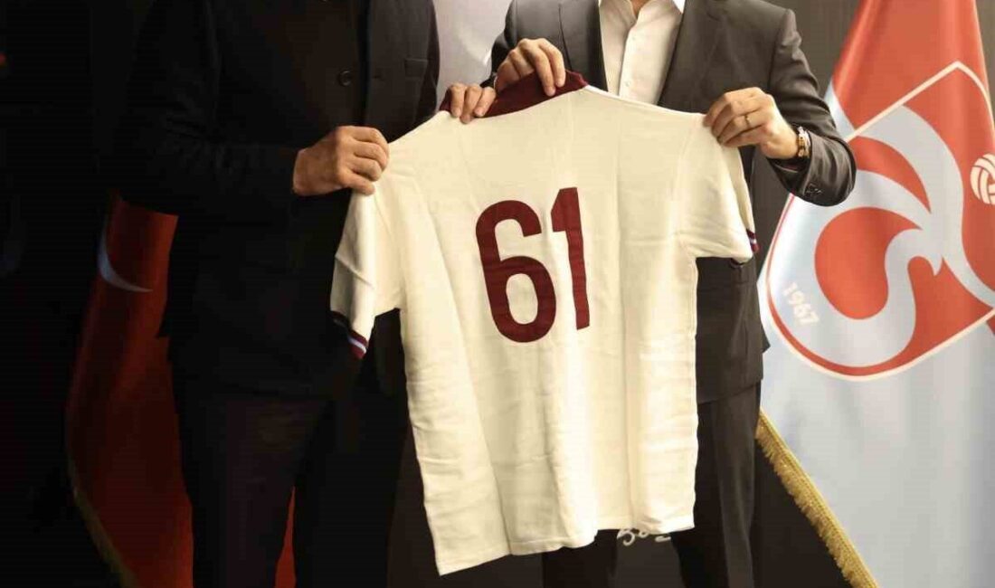 Ertuğrul Doğan, TFF Başkanı Hacıosmanoğlu’na Trabzonspor’un Şampiyonluk Formasını Takdim Etti Trabzonspor Başkanı Ertuğrul Doğan, TFF Başkanı İbrahim Hacıosmanoğlu'na, Trabzonspor’un 1975-1976