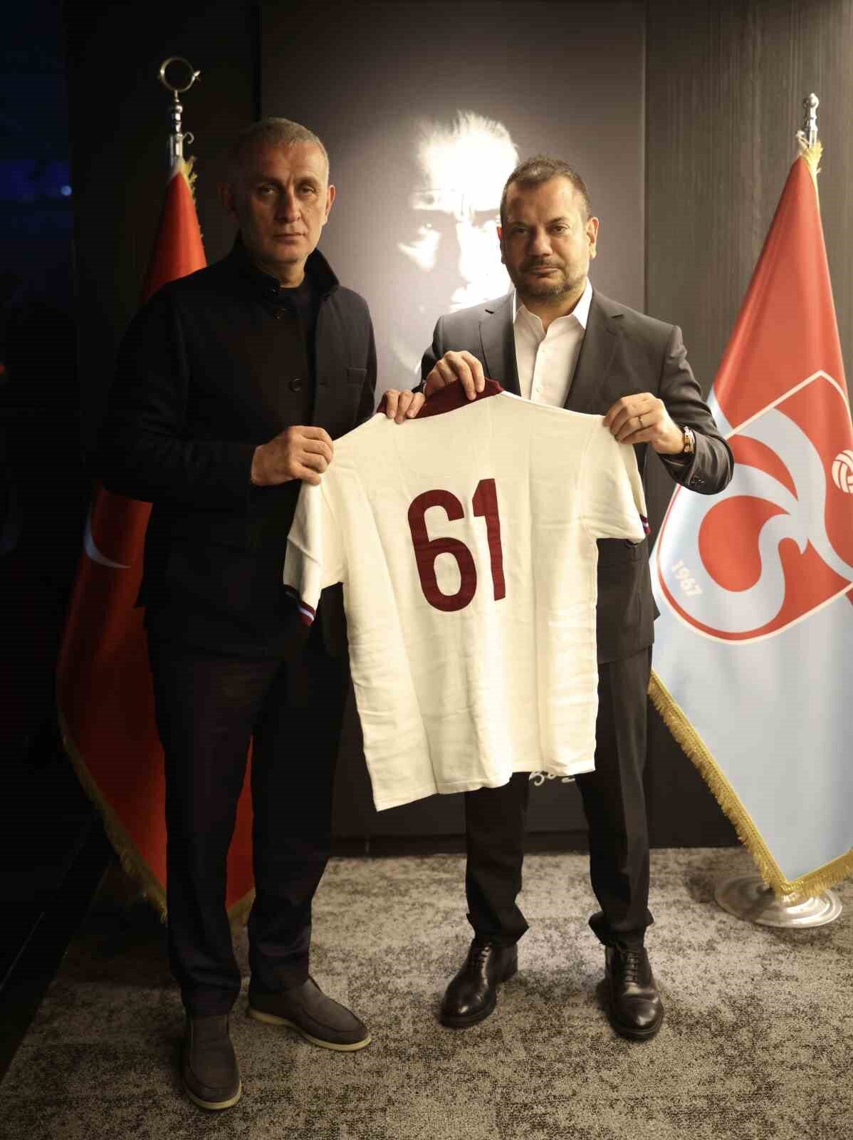 Trabzonspor Başkanı Ertuğrul Doğan, TFF Başkanı İbrahim Hacıosmanoğlu'na, Trabzonspor’un 1975-1976