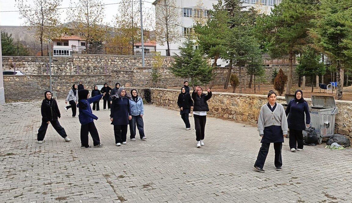 Erciyes Üniversitesi Spor Bilimleri Fakültesi öğrencileri, "Spor Yap Zinde Kal"