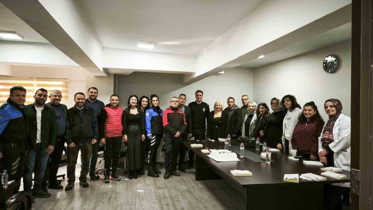 Erzincan’da Polis Ekiplerinden Öğretmenler Günü’ne Özel Sıcak Ziyaretler