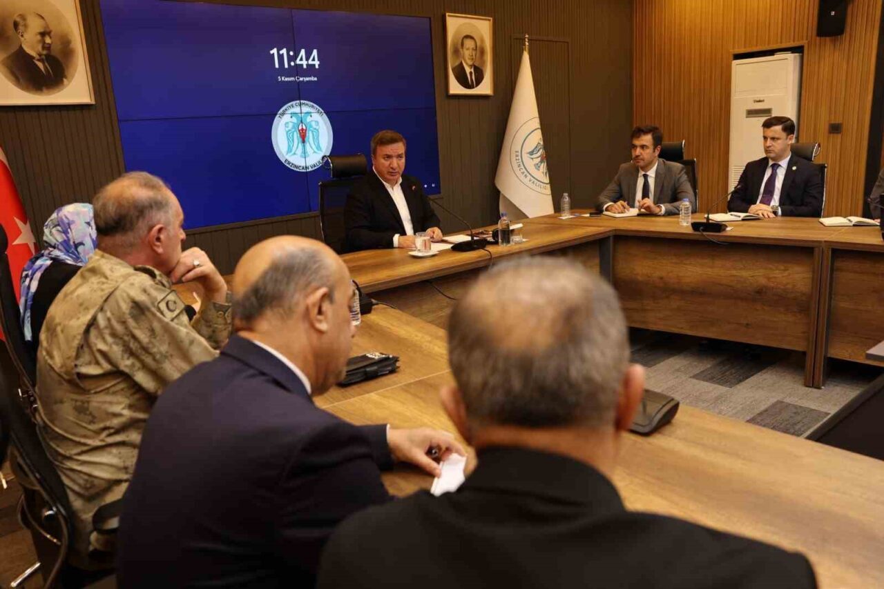 Erzincan Valisi Hamza Aydoğdu, 28. Birim Amirleri Toplantısı'nda valilik çalışmalarını
