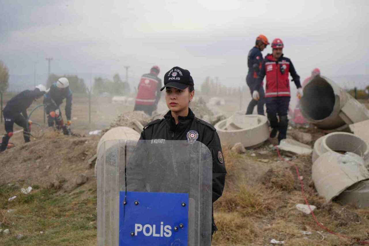Erzincan'da gerçekleştirilen deprem tatbikatı, 6,4 büyüklüğündeki senaryo ile gerçeği aratmadı.