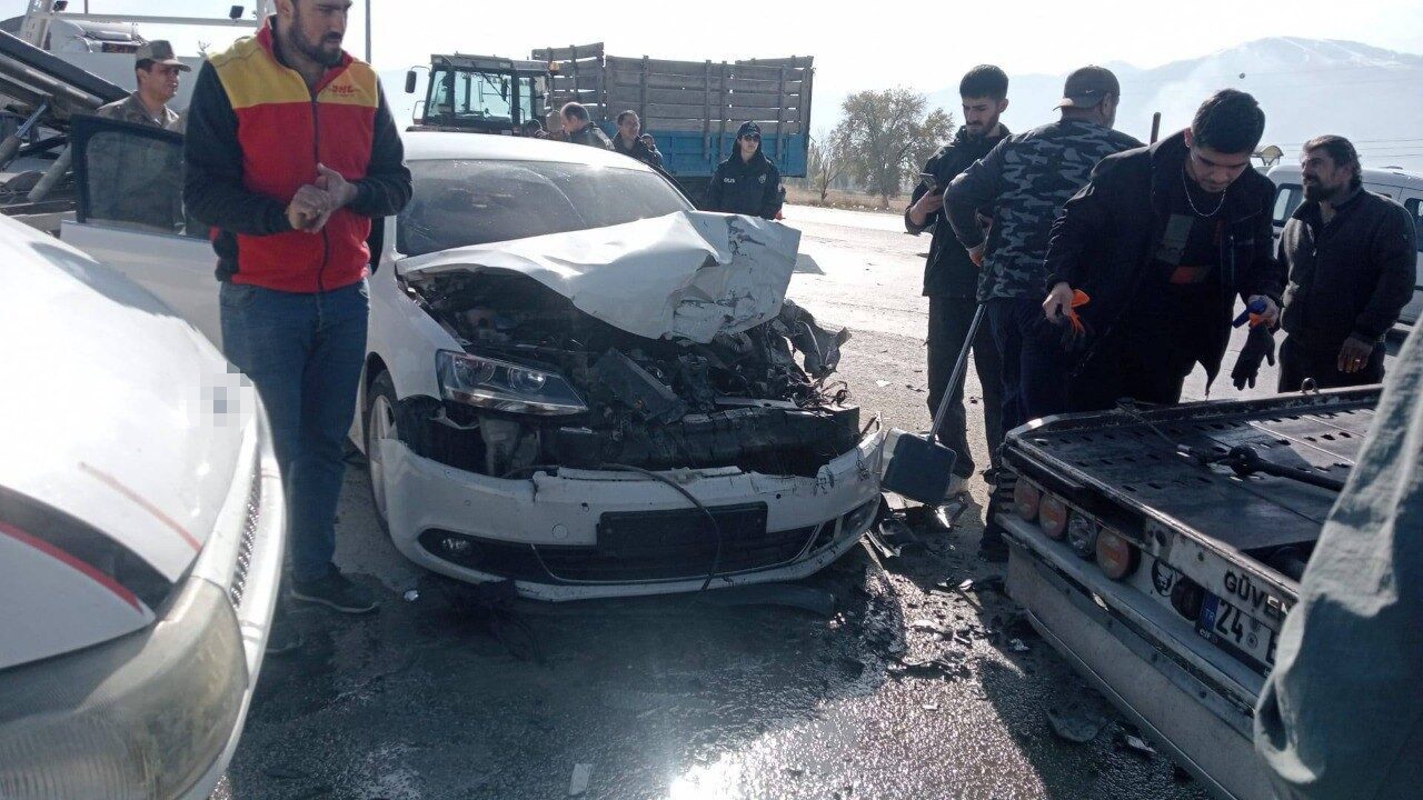 Erzincan'ın Yeni Sanayi Bölgesi'nde askeri araç, traktör ve otomobilin karıştığı