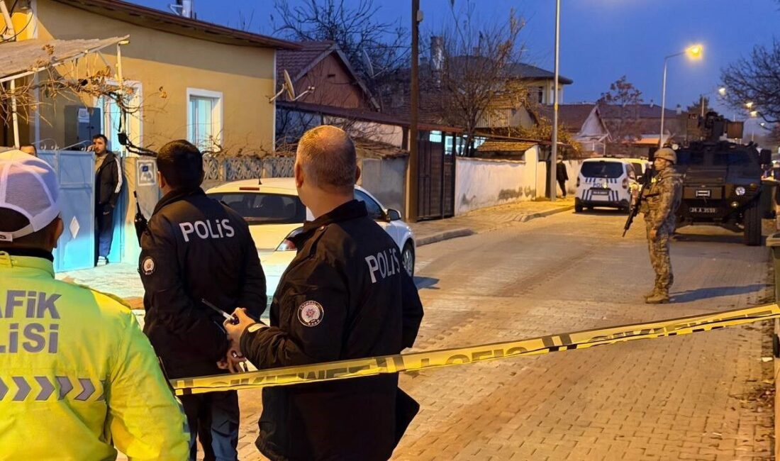 Erzincan’da Baba ve Oğul Tabancayla Vurarak Hayatına Son Verdi Erzincan merkez Fatih Mahallesi'nde Yasin Karakoç (34) ve babası Reşit