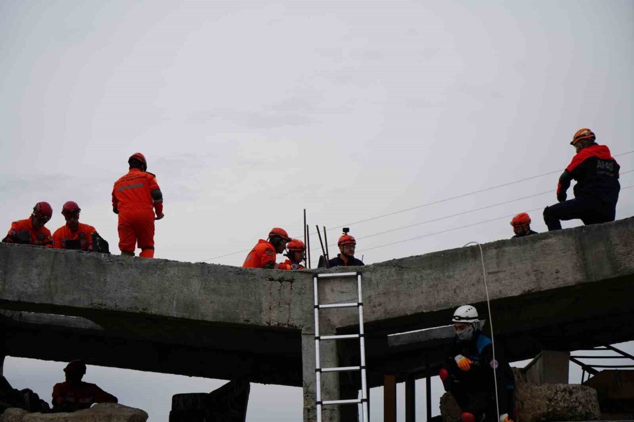 Erzincan'da gerçekleştirilen deprem tatbikatına 23 çalışma grubu, 145 personel ve