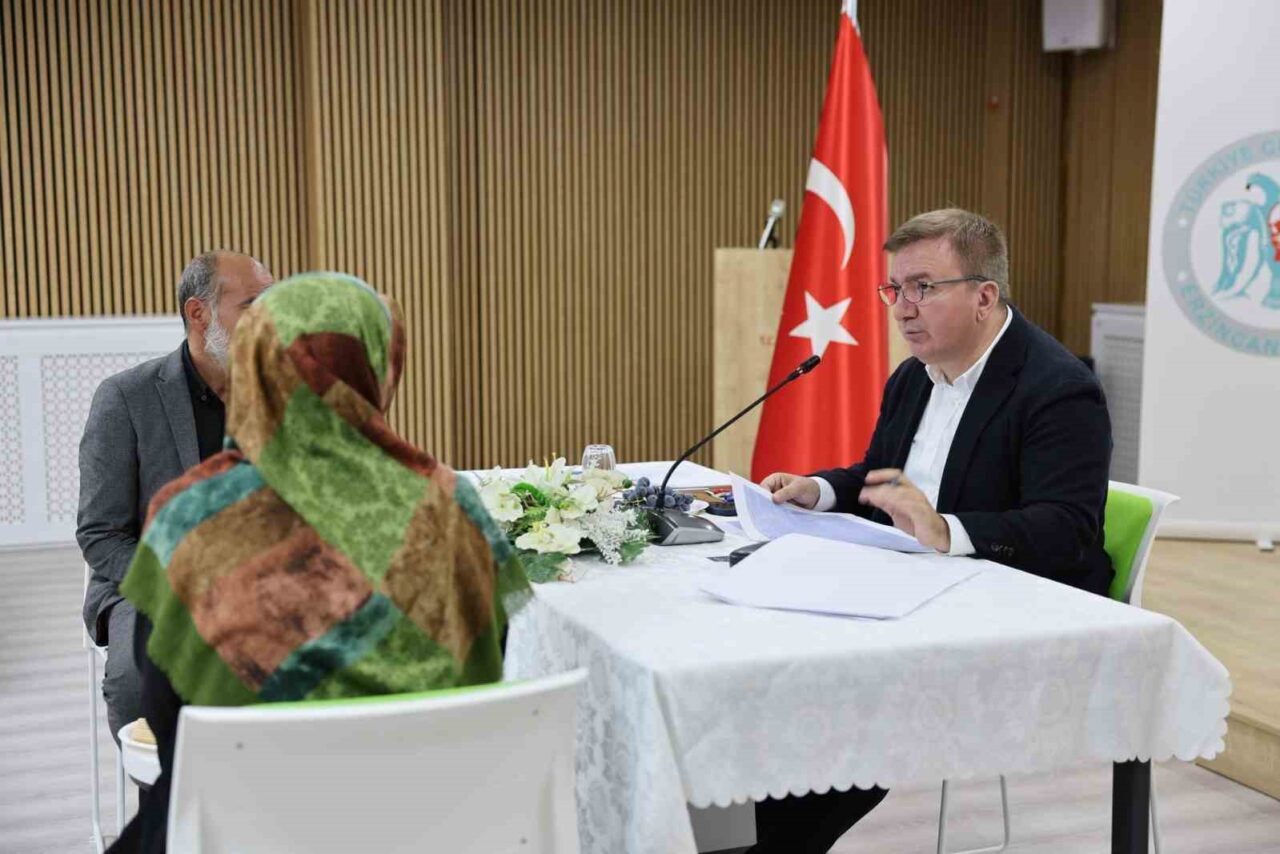 Erzincan'da düzenlenen Halk Günü Toplantısı'na katılan 40 vatandaşın talepleri dinlendi.